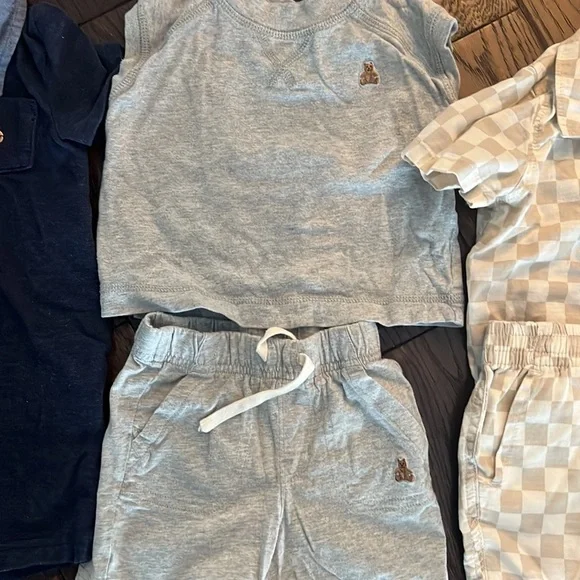 Gap 12-18 months 3 outfits. 1 romper, 2 2- piece sets. - Picture 3 of 4